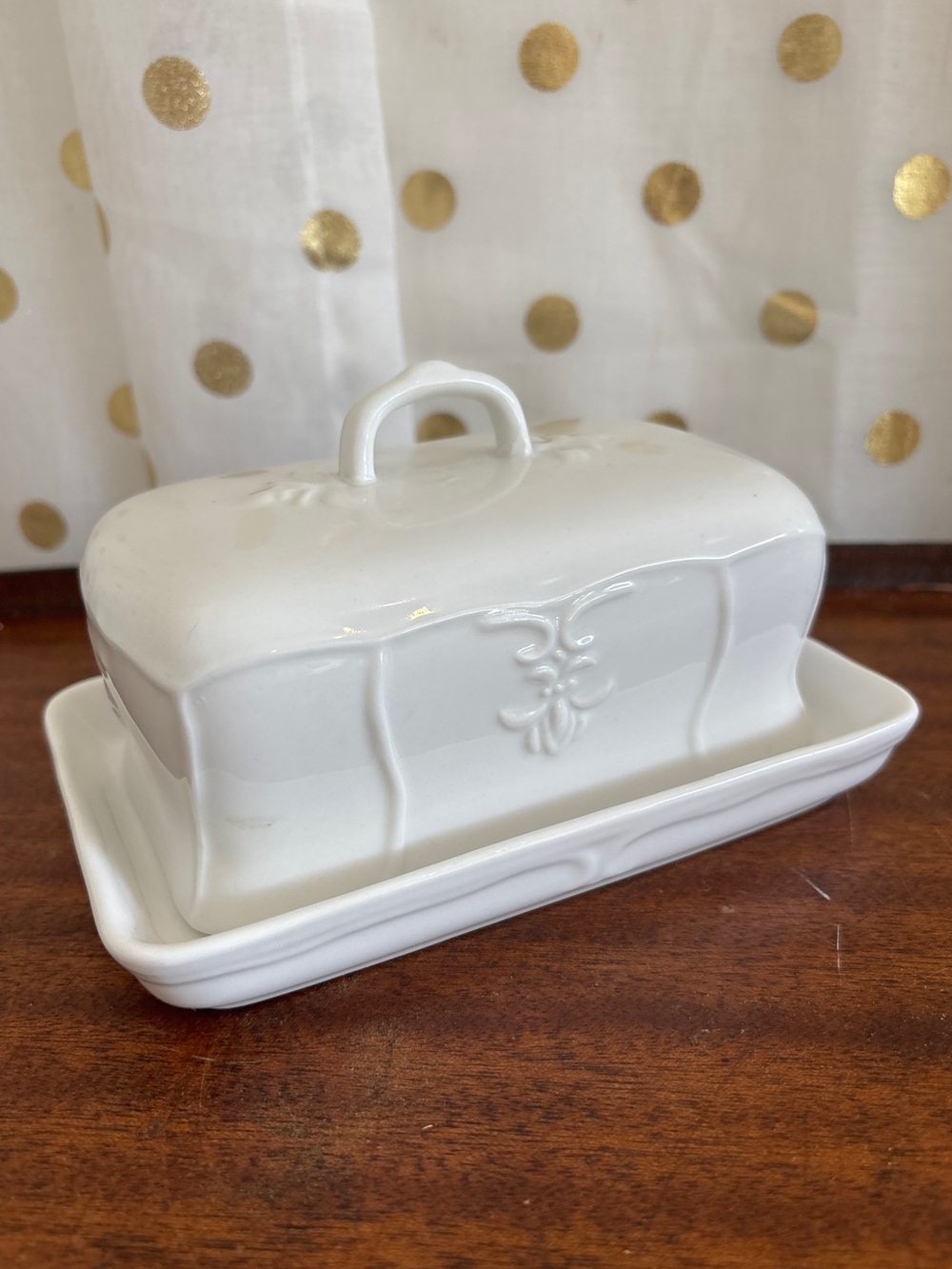 Tabletops Unlimited White Ceramic Butter Dish w Lid Handle Versailles Pattern